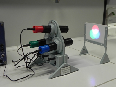 Eine Anschaffung des Fördervereins: Gerät zur Demonstration der additiven Farbmischung im Fach Physik