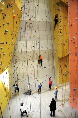 Jugendliche an der Wand der Kletterhalle