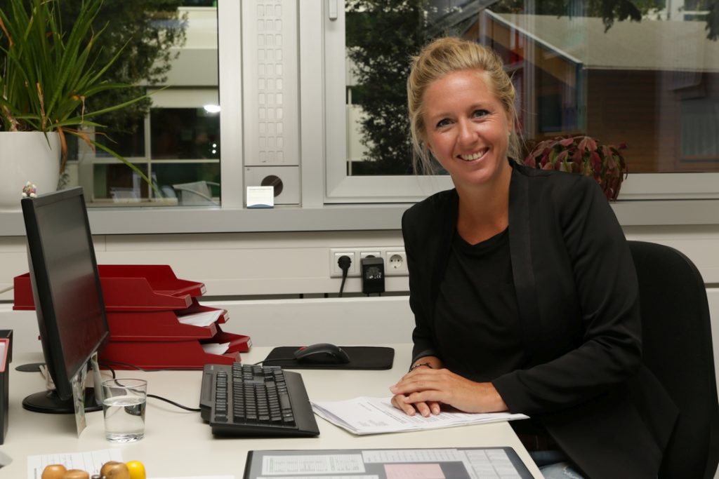 Frau Klute an ihrem Arbeitsplatz im Sekretariat