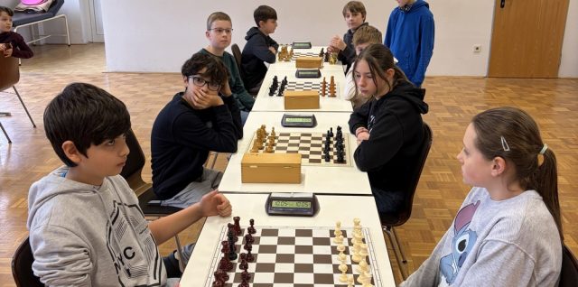 Schachspieler an ihren Wettkampftischen