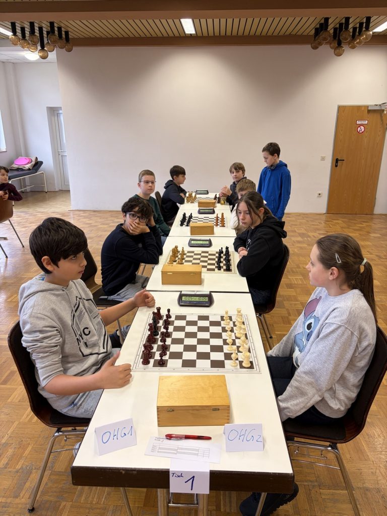 Schachspieler an ihren Wettkampftischen