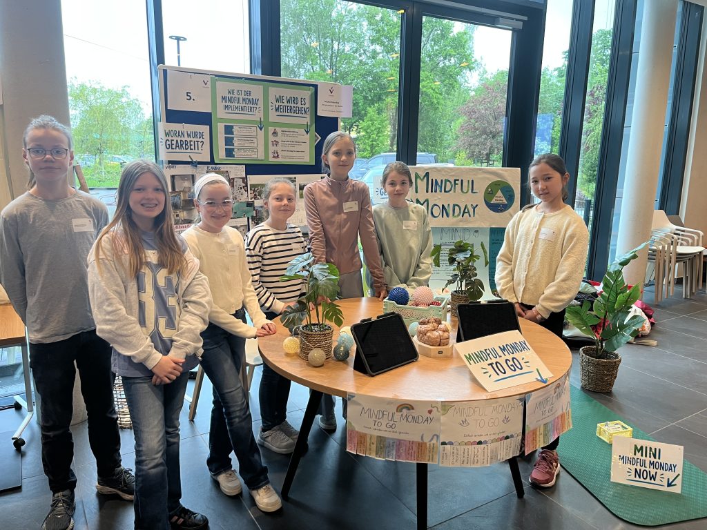 Hier wird das Projekt von Schülerinnen und Schülern aus der Mindful Monday AG an einem Stand präsentiert.
